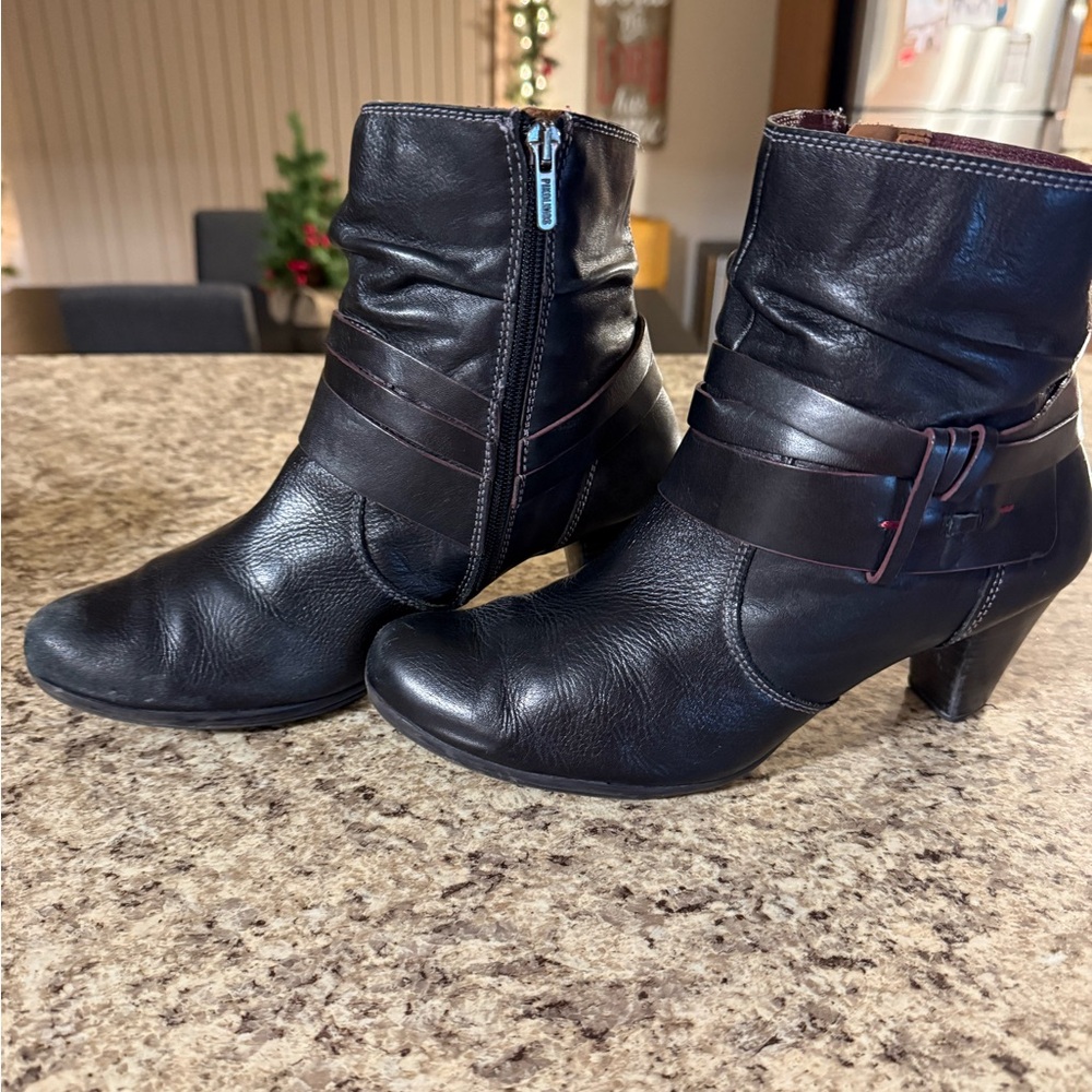 PIKOLINOS Black Leather Ankle Booties